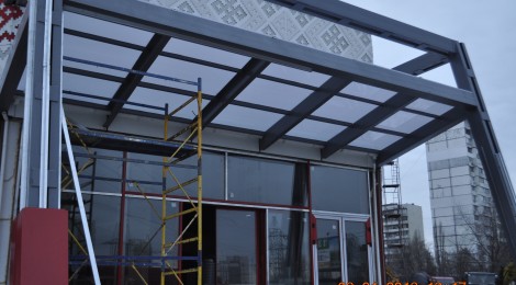 Накрытие монолитным поликарбонатом навеса для входной группы, компания Автэк