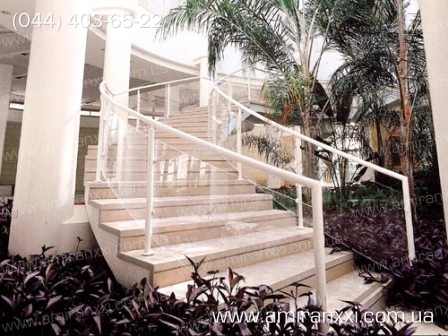 Применение монолитный поликарбоната в строительстве. Перила из поликарбоната.