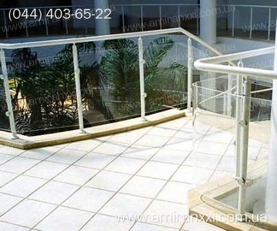 Применение монолитный поликарбоната в строительстве. Перила из поликарбоната.