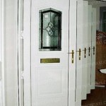 Применение профилированного поликарбоната в строительстве. Двери из поликарбоната.